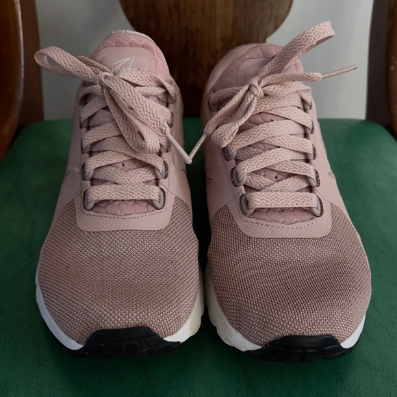 Nike shoes - Picture 2 of 4